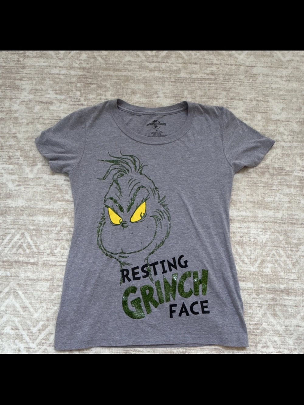 Universal Studios Resting Grinch Face Christmas Graphic Tee Women’s Medium